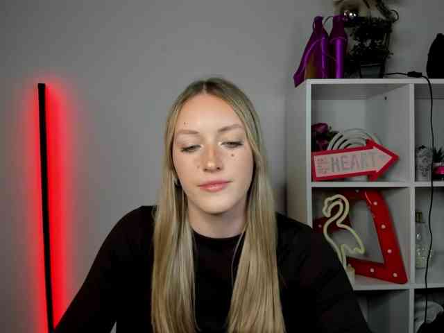 EvelynBlond26 webcam