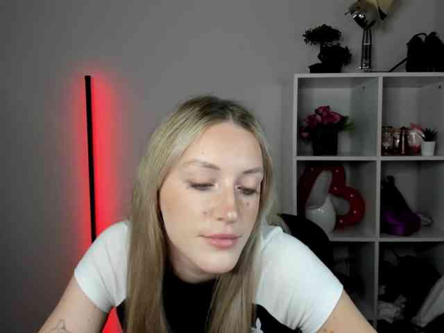 EvelynBlond26 webcam