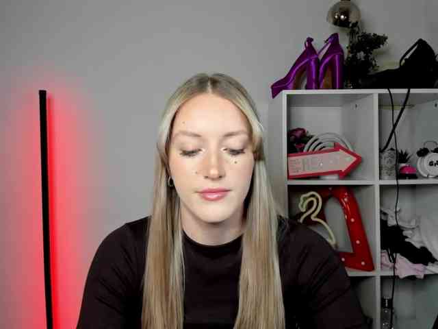 EvelynBlond26 webcam