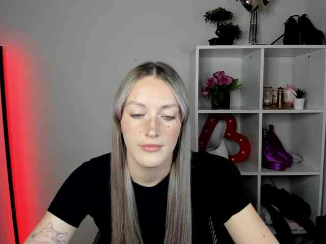 EvelynBlond26 webcam