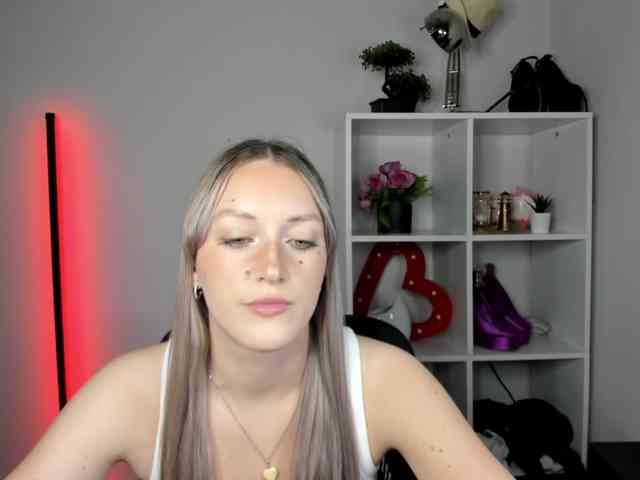 EvelynBlond26 webcam