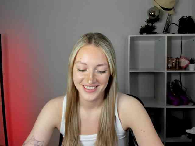 EvelynBlond26 webcam