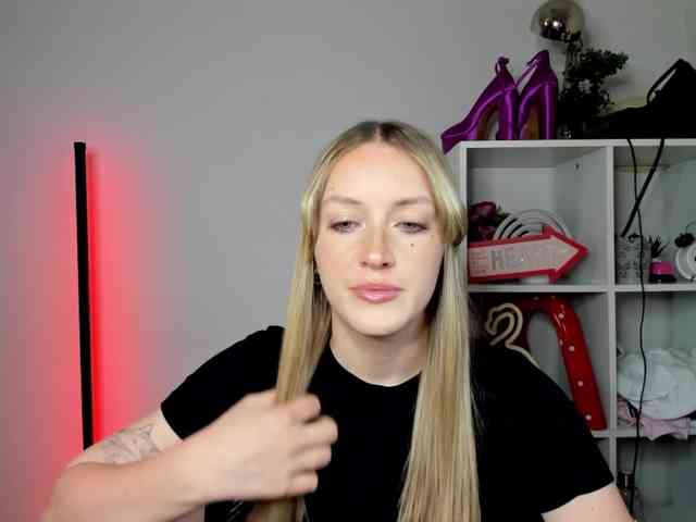 EvelynBlond26 webcam