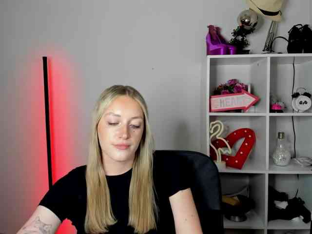 EvelynBlond26 webcam