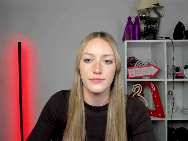 EvelynBlond26 webcam