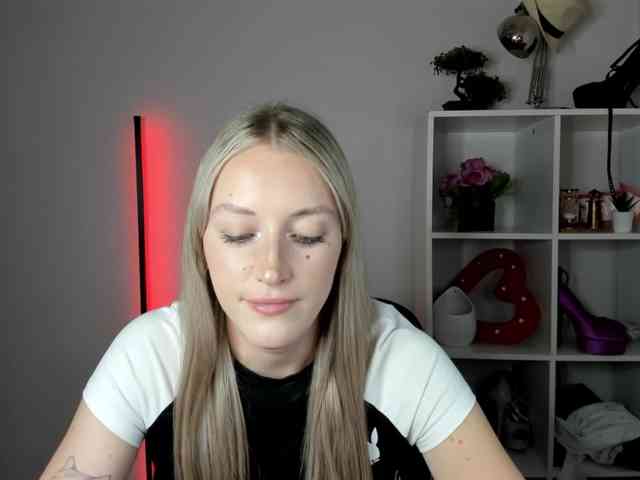 EvelynBlond26 webcam
