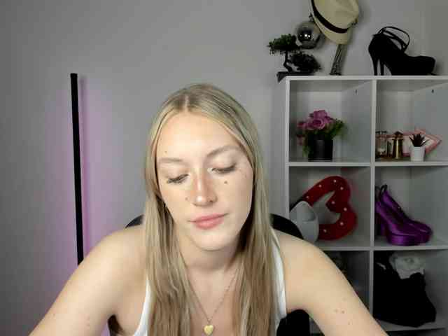 EvelynBlond26