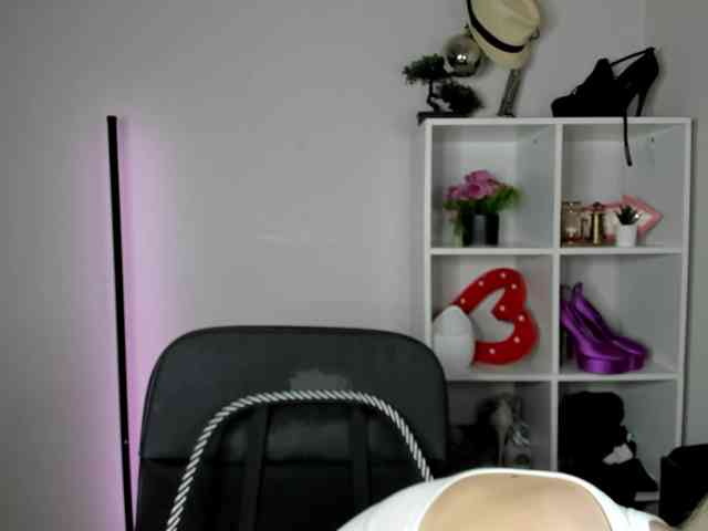 EvelynBlond26 webcam