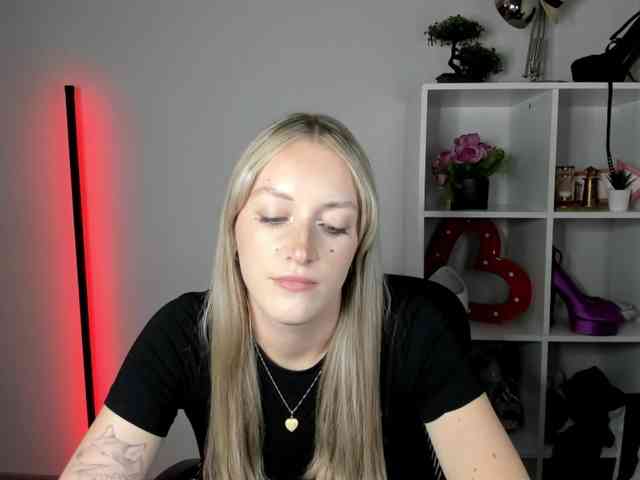EvelynBlond26 webcam
