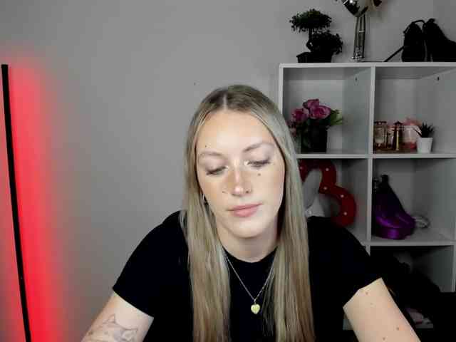 EvelynBlond26 webcam
