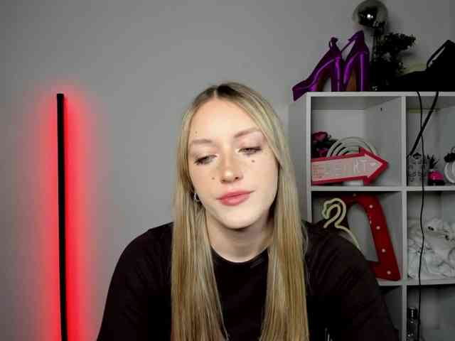 EvelynBlond26 webcam