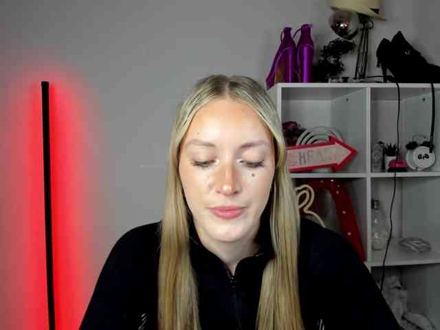 EvelynBlond26 webcam