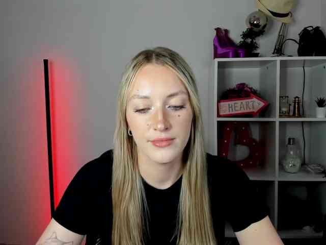 Model: EvelynBlond26
