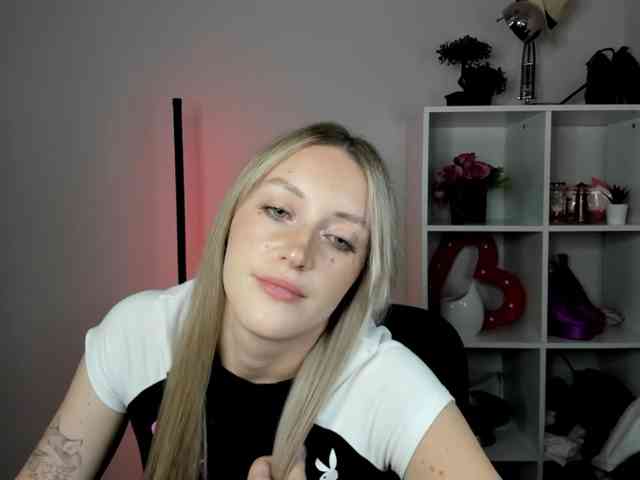 EvelynBlond26 webcam