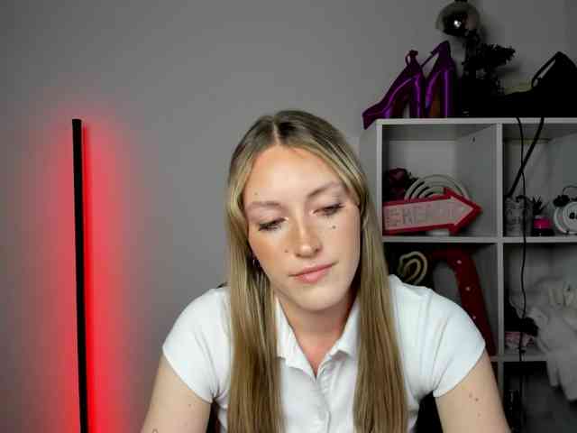 EvelynBlond26 webcam