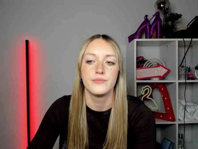 EvelynBlond26 webcam