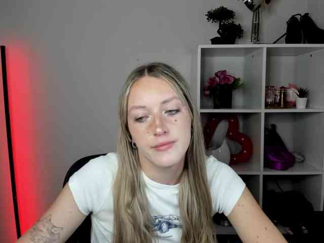 EvelynBlond26 webcam