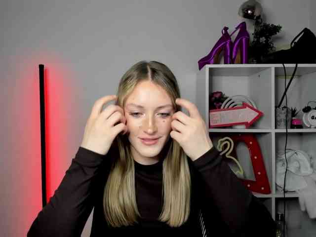 EvelynBlond26 webcam