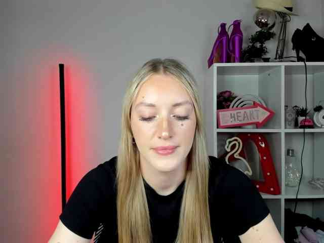 EvelynBlond26 webcam