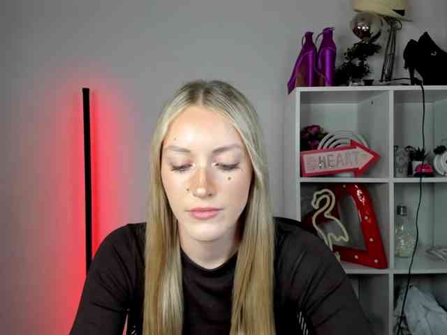 Model: EvelynBlond26