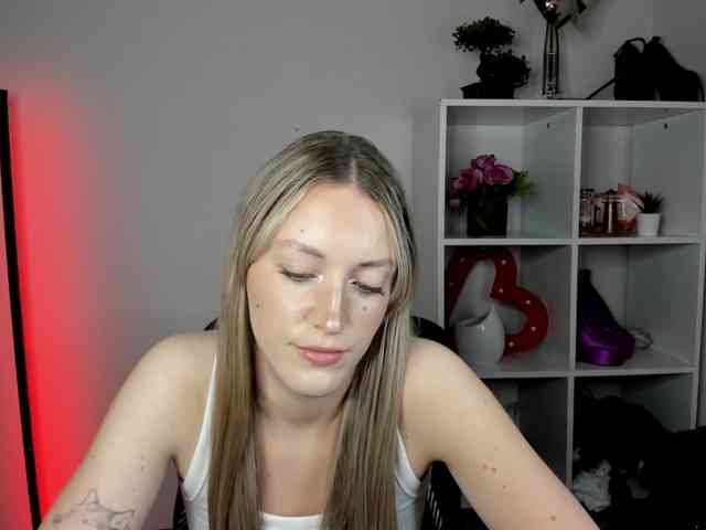EvelynBlond26 webcam