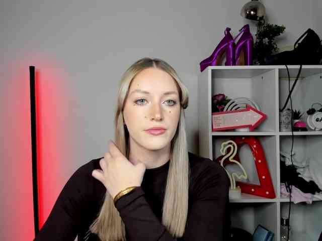 EvelynBlond26 webcam