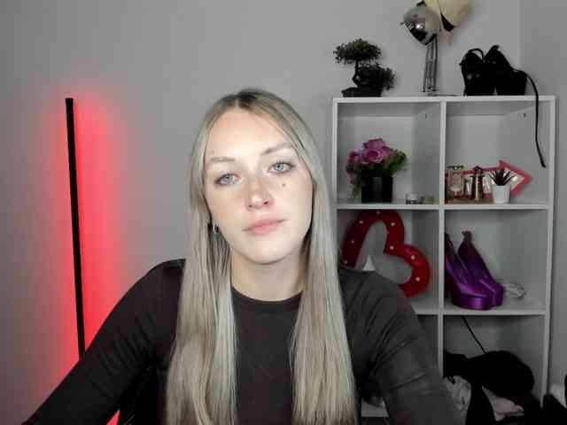 EvelynBlond26 webcam