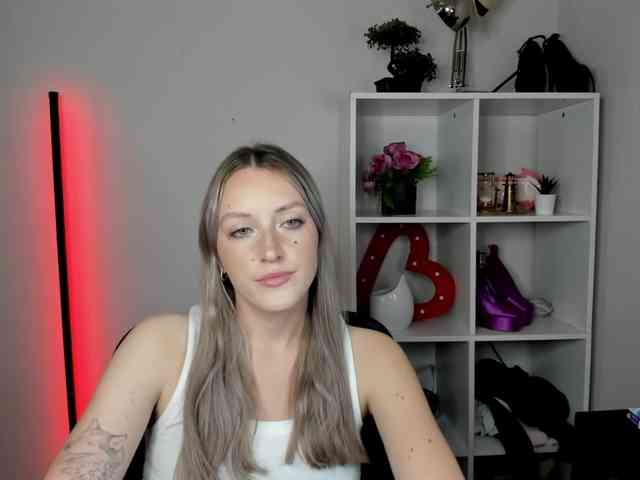 EvelynBlond26 webcam