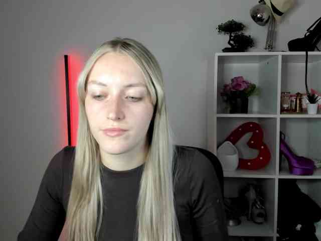 Model: EvelynBlond26