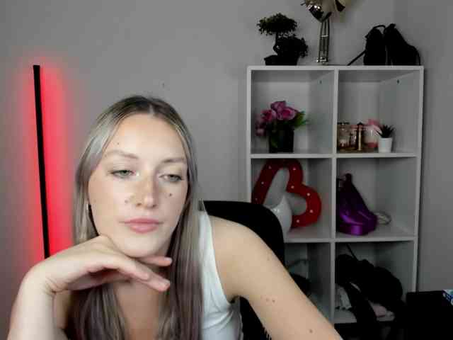 EvelynBlond26 webcam