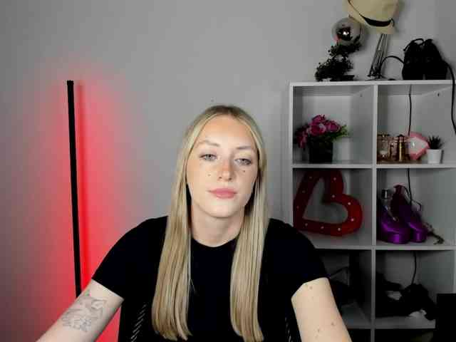 EvelynBlond26 webcam
