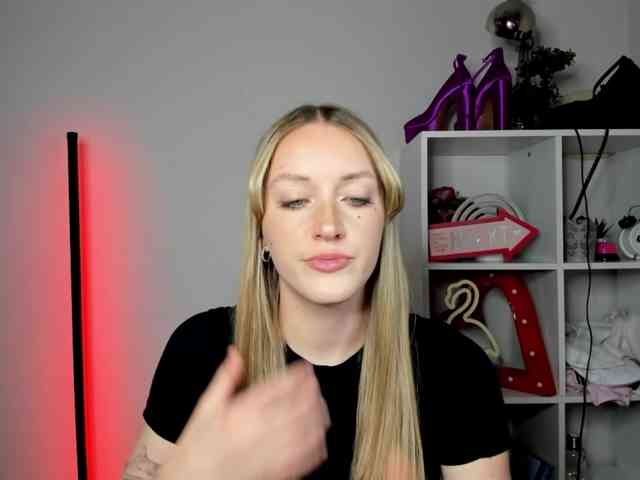 EvelynBlond26 webcam