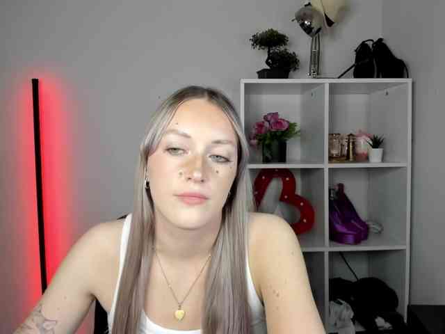 EvelynBlond26 webcam