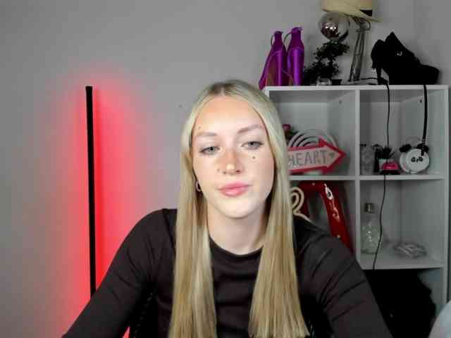 EvelynBlond26 webcam