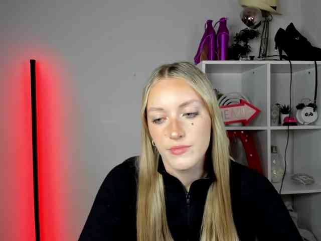 EvelynBlond26 webcam