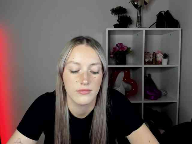 EvelynBlond26 webcam