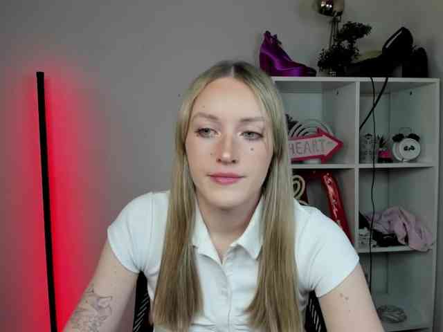 EvelynBlond26 webcam
