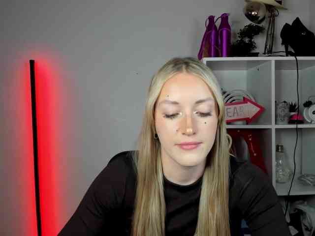 EvelynBlond26 webcam