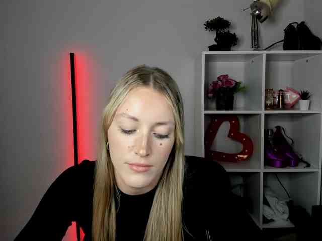 EvelynBlond26 webcam