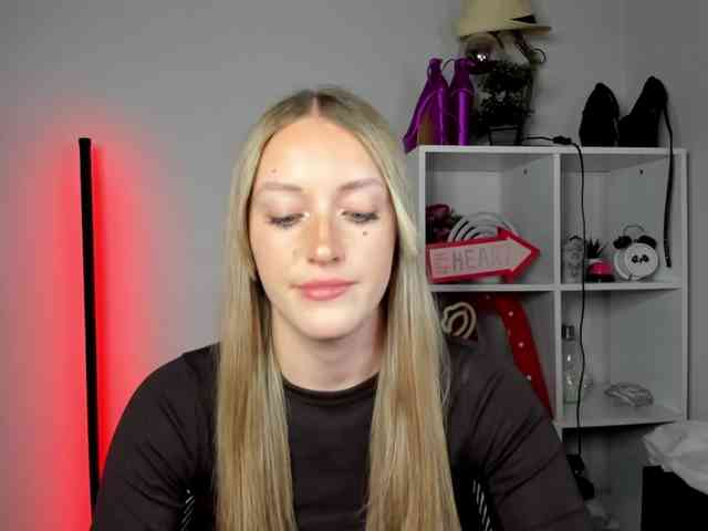 EvelynBlond26 webcam