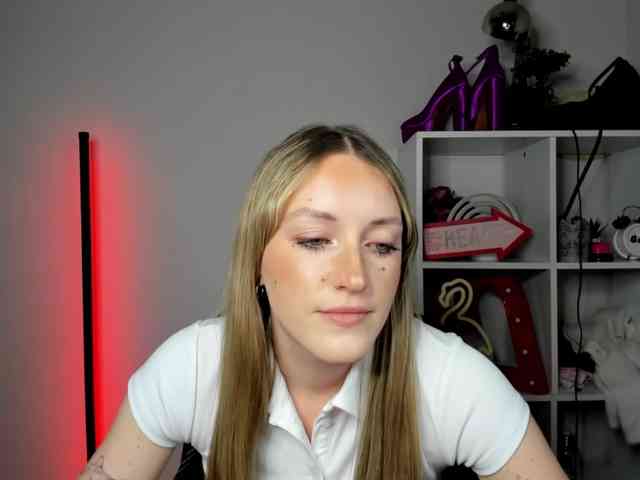 EvelynBlond26 webcam