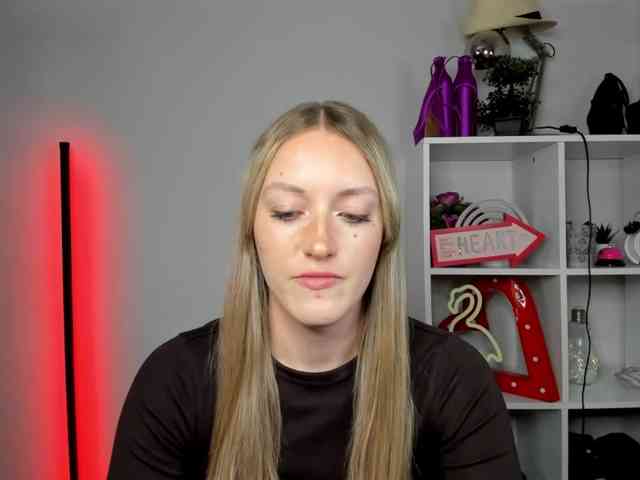 Model: EvelynBlond26