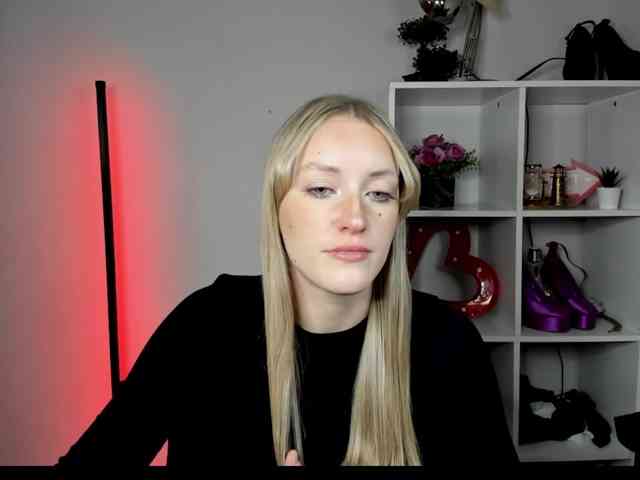 EvelynBlond26 webcam
