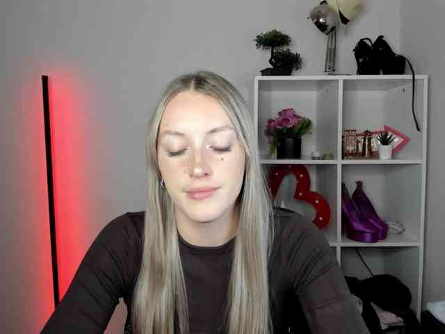 EvelynBlond26 webcam