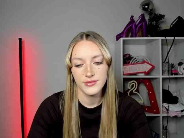 EvelynBlond26 webcam