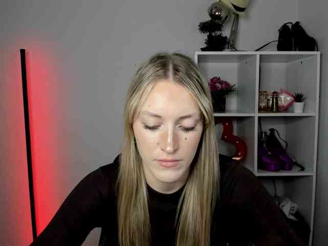 EvelynBlond26 webcam