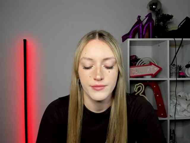 EvelynBlond26 webcam