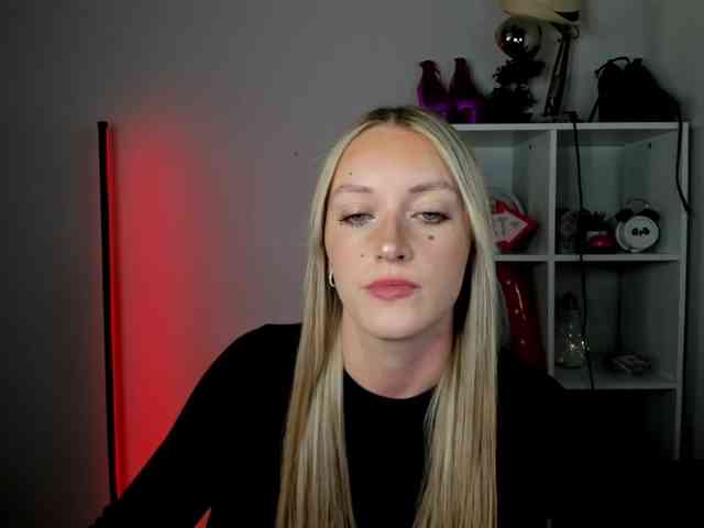 EvelynBlond26 webcam