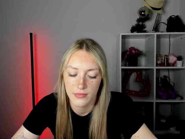 EvelynBlond26 webcam