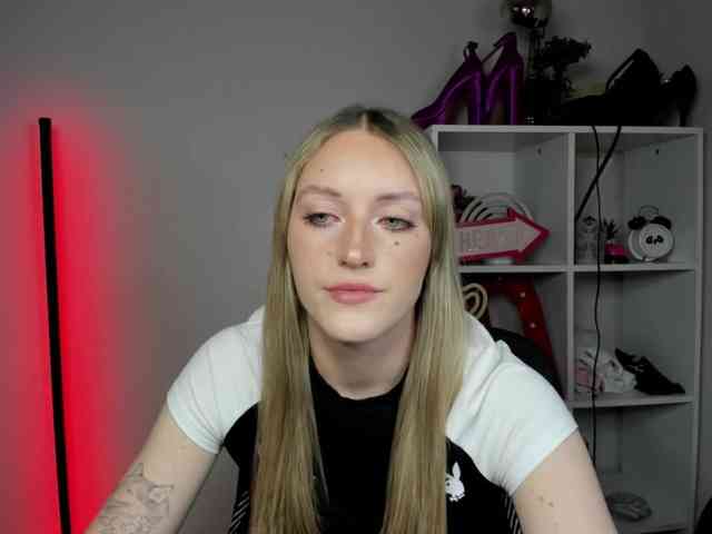 EvelynBlond26 webcam